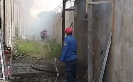 Kebakaran Pabrik Sulfur Sebabkan Sesak Nafas Warga dan Dua Petugas Damkar