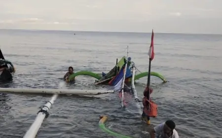 Ombak Ganas Hantam Pantai Pasir Putih, 20 Perahu Wisata Tenggelam