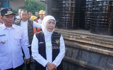 Gubernur Khofifah Salurkan 300 Drum Aspal ke Tulungagung, Percepatan Perbaikan Jalan Jadi Prioritas