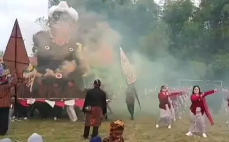 Tongklek dan Replika Semar Raksasa Jadi Ikon Karnaval Budaya