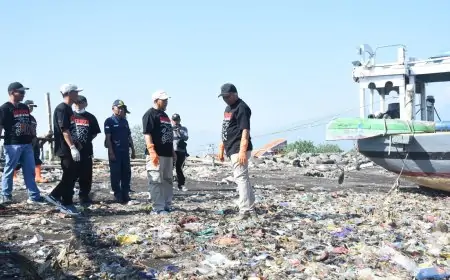 Bupati Situbondo Pimpin Aksi “Merdeka dari Sampah Plastik”, 5 Ton Sampah Dibersihkan dari Kali Juma’in