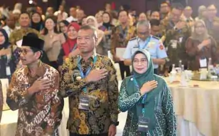 Bupati Gatut Sunu dan Plt Dirut RSUD Dr. Iskak Hadiri The 2nd International Conference on Advancing  Postgraduate Medical Education