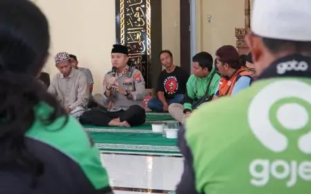 Aksi Solidaritas, Ojol dan Polres Gresik Gelar Sholat Gaib untuk Affan