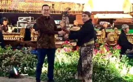 Malam Penuh Pesan Moral Gelaran Wayang Kulit  Petrokimia