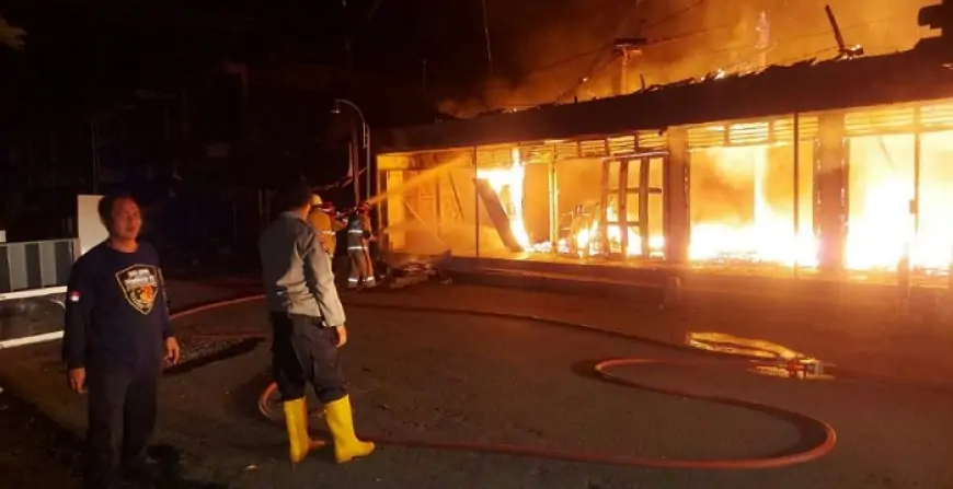 Kebakaran Hebat Lahap Deretan Kios Pasar Kampak, Kerugian Capai Setengah Miliar