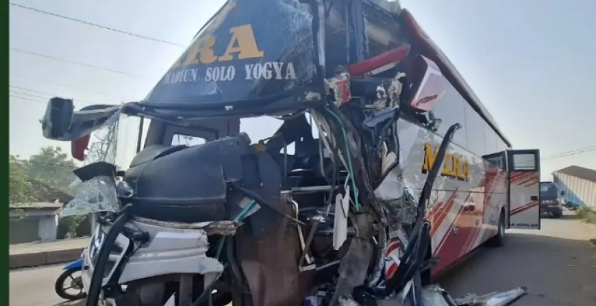 Bus MIRA Tabrak Truk Parkir hingga Terperosok ke Sungai