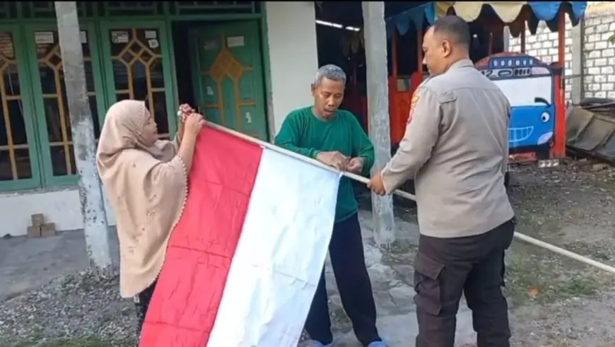 Aksi Cerdas Cegah Provokasi Bendera One Piece, Polisi Gresik Bagi Bendera Merah Putih ke Warga