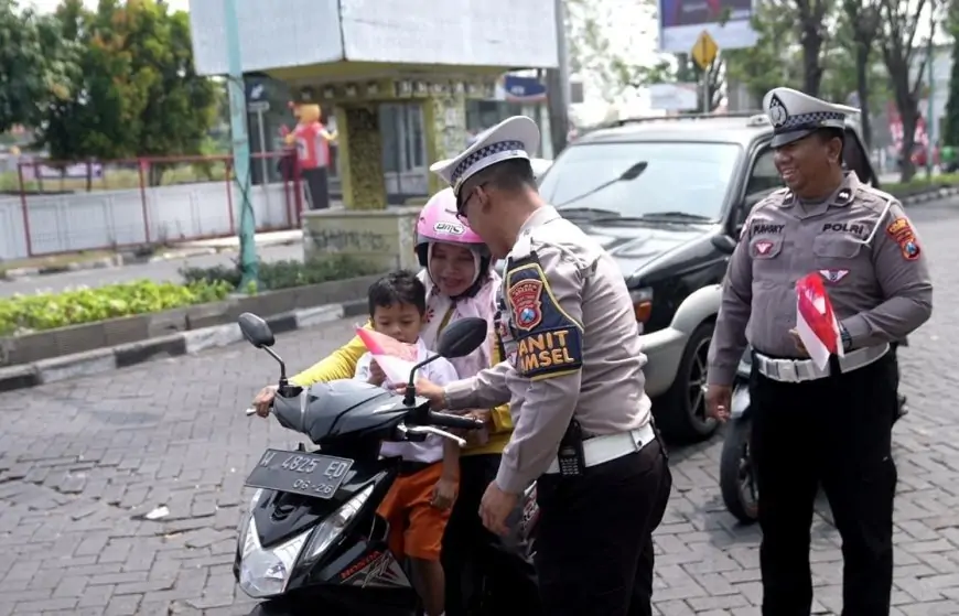 Aksi Simpatik Kemerdekaan, Polantas Gresik Bagi Bendera dan Pin Merah Putih