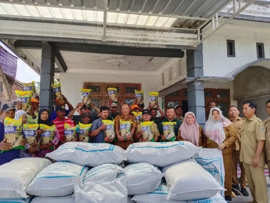 Respon Cepat Ringankan Beban Petani, Mas Dhito Salurkan Ribuan Kilogram Benih Jagung dan Padi