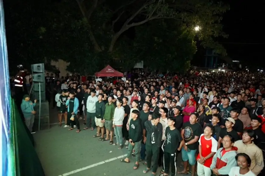 Takbir Warga Kediri Iringi Kemenangan Timnas Indonesia saat Nobar yang Digelar Mas Dhito