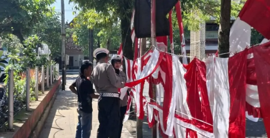 Satlantas Polres Trenggalek Borong Bendera, Semarakkan Kemerdekaan dan Bantu UMKM