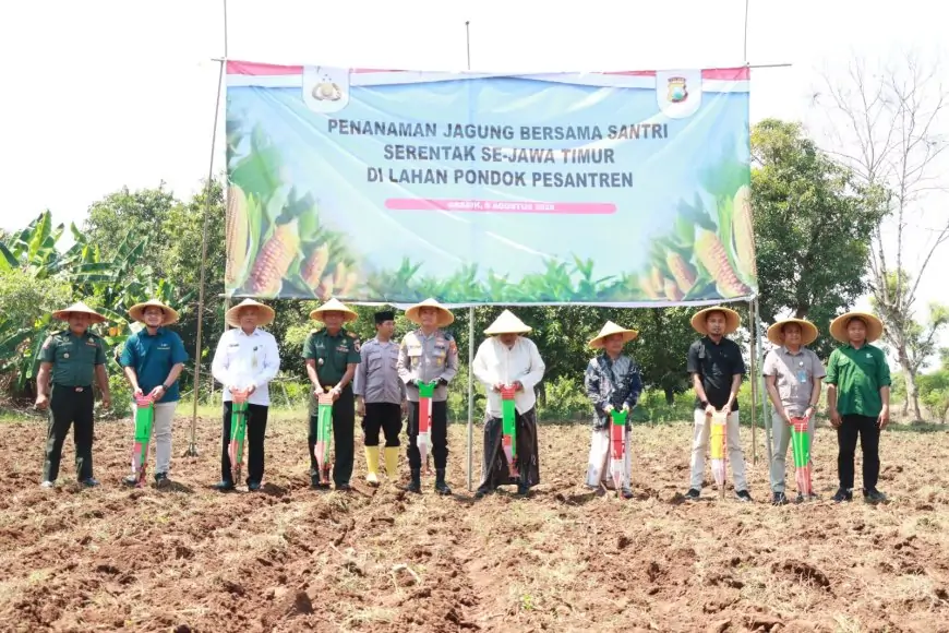 Sinergi Bersama Santri, Polres Gresik Tanam Jagung Serentak Dukung Ketahanan Pangan