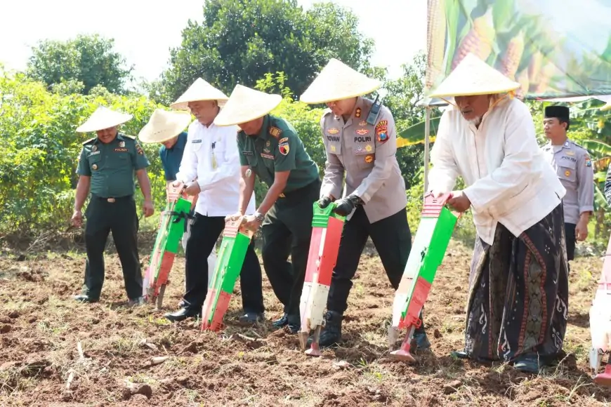 Sinergi Bersama Santri, Polres Gresik Tanam Jagung Serentak Dukung Ketahanan Pangan