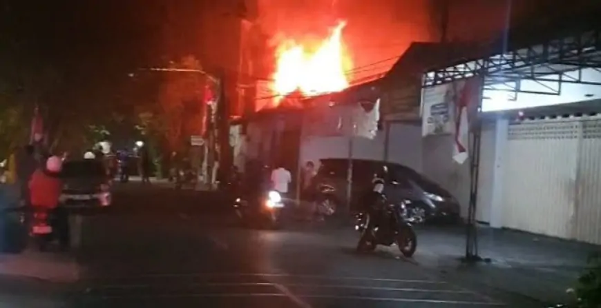 Kebakaran Hebat Melanda Toko Pakan dan Warung