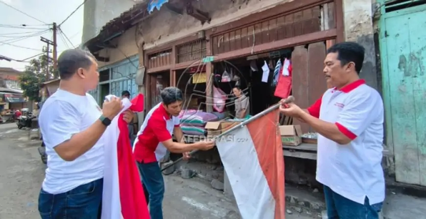 Sehelai Merah Putih di Tangan Pedagang, Kesbangpol dan PWI Tulungagung Bagikan 100 Bendera di Pasar Wage