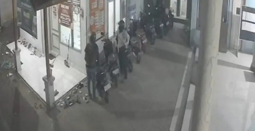 Motor Mahasiswa KKN di Situbondo Raib Digondol Maling, Aksi Terekam CCTV Kantor Desa
