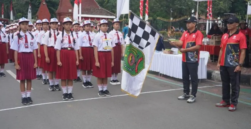 Semarak HUT Ke-80 Kemerdekaan RI, Sekda Trenggalek Buka Kegiatan Lomba Gerak Jalan Pelajar Tingkat SD