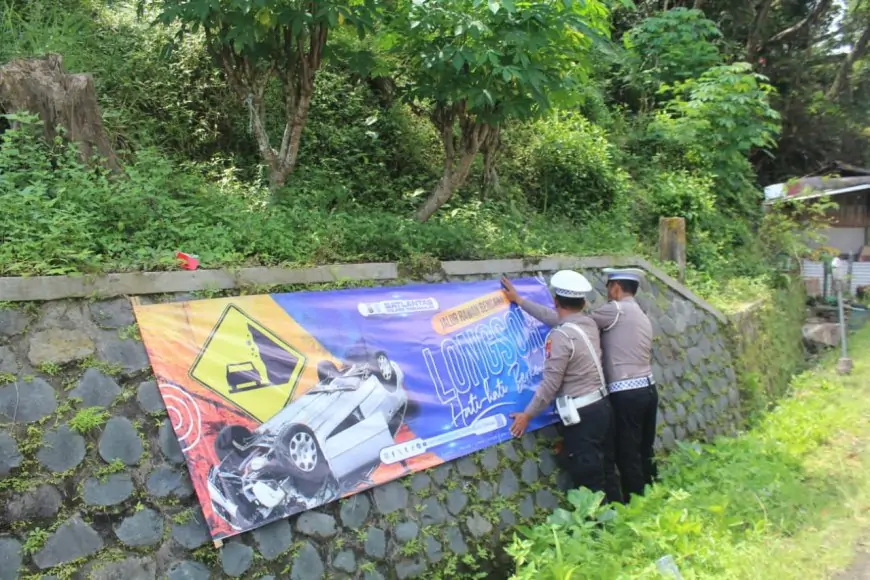 Satlantas Polres Trenggalek Gencar Peringatkan Bahaya Longsor, Pasang Spanduk di Jalur Rawan