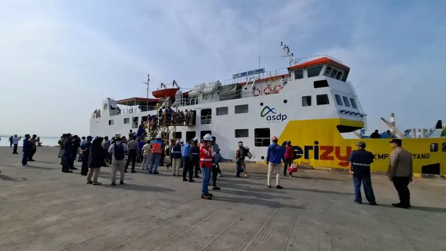 Kapal Gili Iyang Terbakar, 220 Penumpang Selamat Dievakuasi ke Pelabuhan Gresik