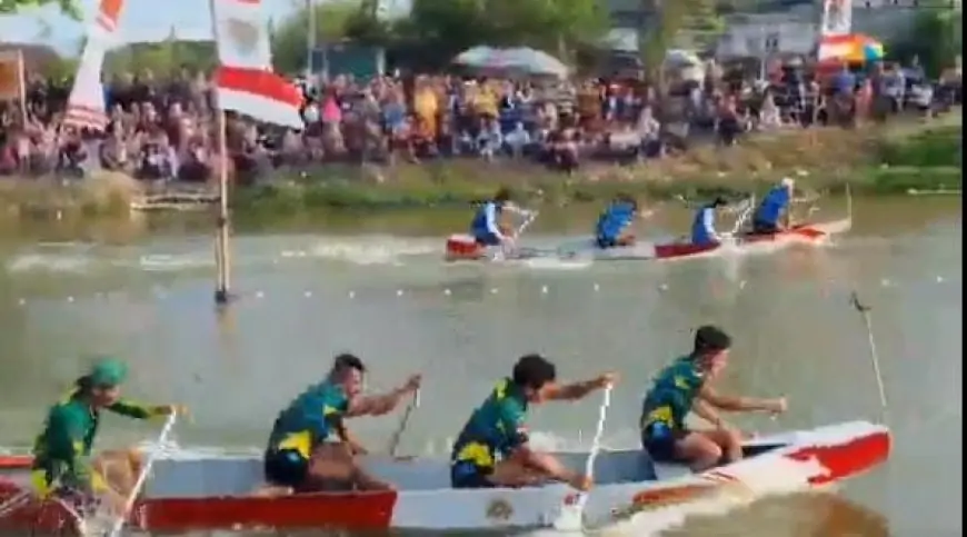 Keseruan Lomba Dayung Tradisional HUT RI Ke-80 di Waduk Gredekp