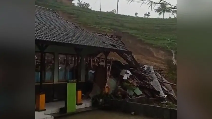 Longsor di Pagerwojo Putuskan Akses ke Trenggalek, SDN 02 Kradinan Rusak Berat