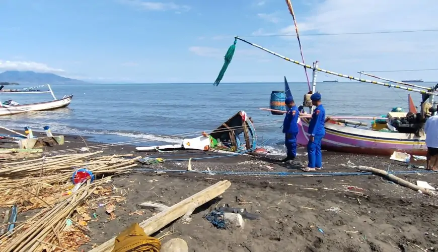 Ombak Setinggi 4 Meter Hantam Kalbut, 13 Perahu Nelayan Situbondo Rusak Parah
