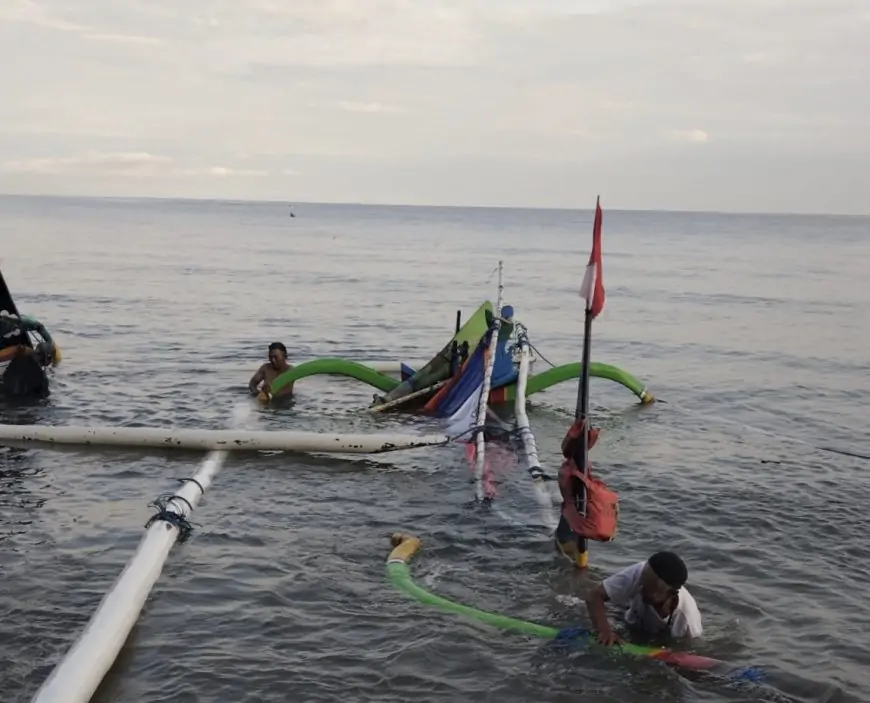 Ombak Ganas Hantam Pantai Pasir Putih, 20 Perahu Wisata Tenggelam