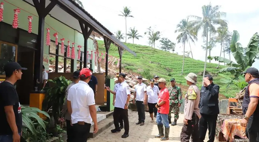 Bupati Tulungagung Tinjau Longsor di Pagerwojo, Pastikan Pendidikan dan Infrastruktur Pulih Cepat