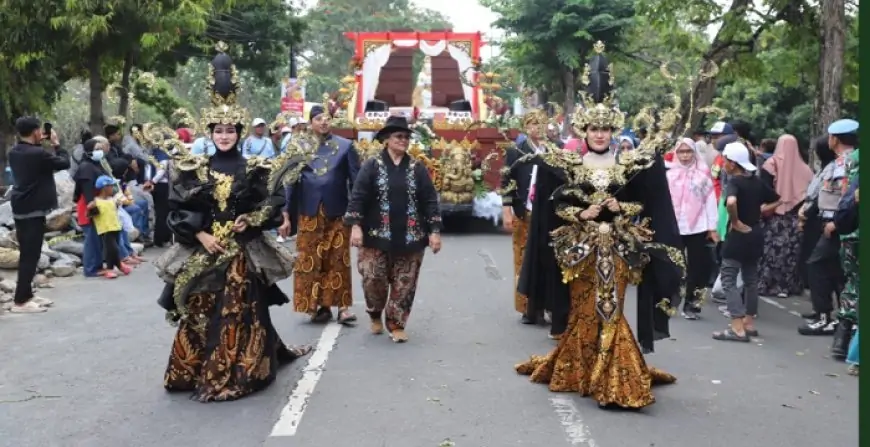 Pemkab Jombang Gelar Karnaval Mobil Hias Hasil Bumi 2025