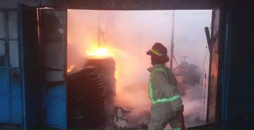 Kebakaran Gudang Limbah Ban Bekas, Kerugian Capai Rp130 Juta