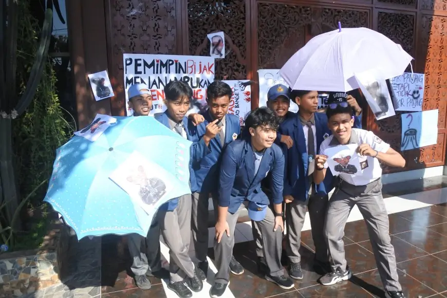 Ratusan Siswa SMAN 2 Situbondo Gelar Demo, Desak Kepsek Dimutasi Imbas Penebangan Pohon