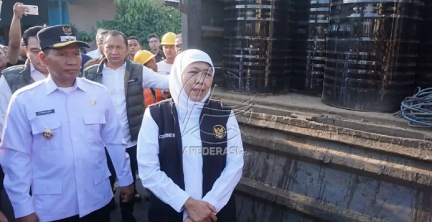 Gubernur Khofifah Salurkan 300 Drum Aspal ke Tulungagung, Percepatan Perbaikan Jalan Jadi Prioritas