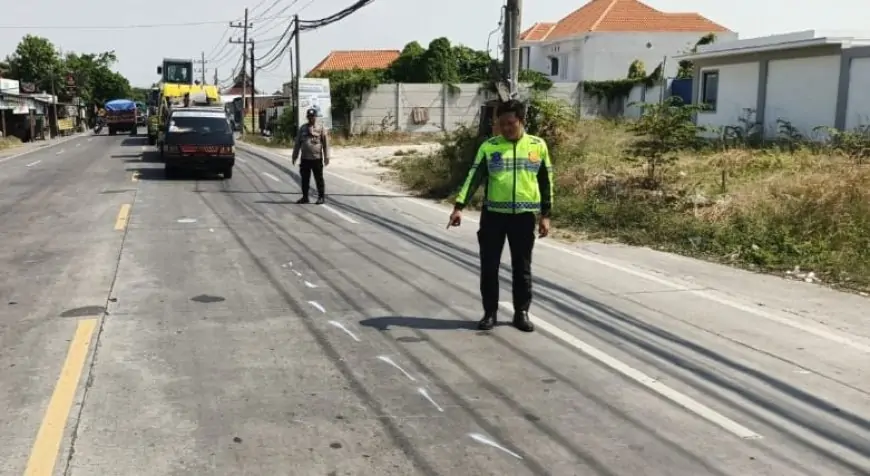 Adu Banteng Motor Vs Truk di Raya Cerme, Dua Korban Alami  Terkabar