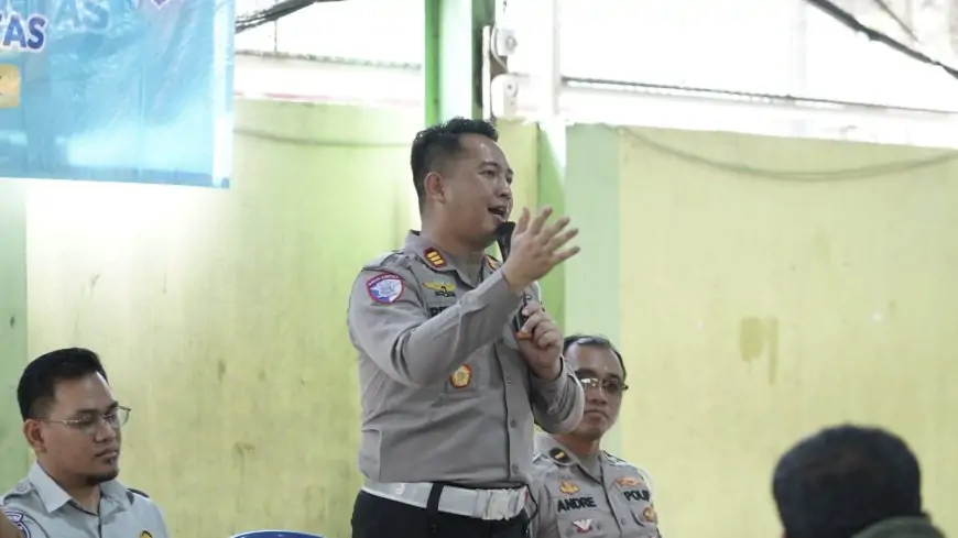 Polantas Menyapa Ajak Warga Sukorejo Gresik Tertib Berlalu lintas