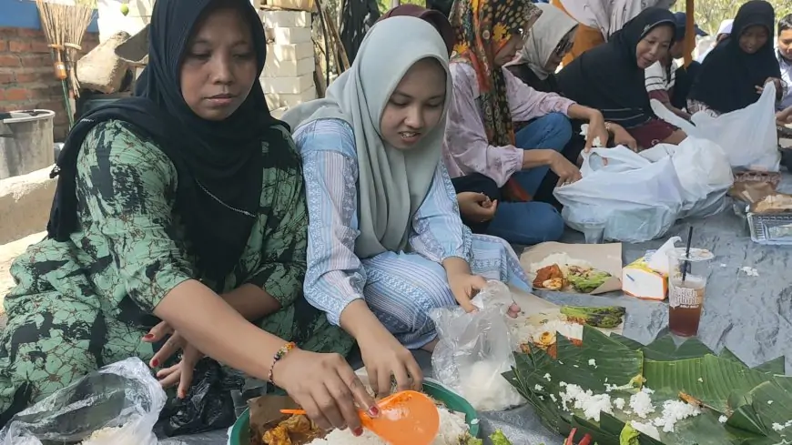 Makan Bersama di Pemakaman Leluhur Eyang Senari Nyai Siti Sundari
