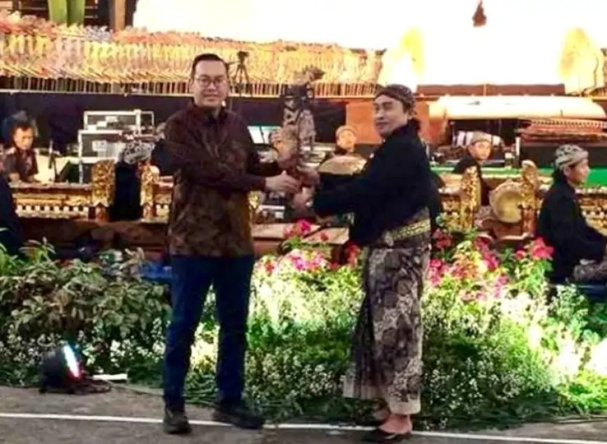 Malam Penuh Pesan Moral Gelaran Wayang Kulit Petrokimia