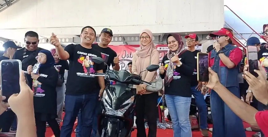 Camat Manyar Gemoy, Beri Hadiah Motor dan Sepeda Listrik
