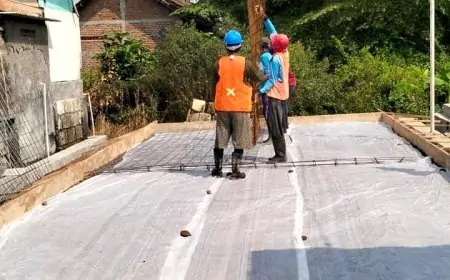 Dukung Perekonomian Warga, Pemdes Cermen Cor Beton Jalan Kampung