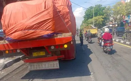 Tegakkan Aturan, Satlantas Gresik Tindak Lima Truk Besar Langgar Jam Operasional