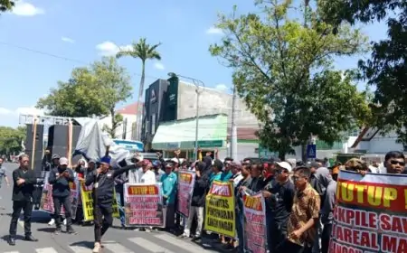 Ratusan Warga Geruduk Pemkab dan DPRD Situbondo, Tuntut Penutupan Stock Pail Sawdust dan Galian C Ilegal