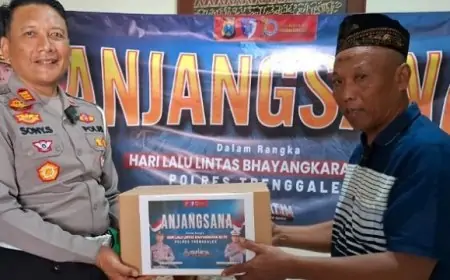 HUT Lalu Lintas ke-70, Polres Trenggalek Gelar Anjangsana dan Bagikan Bingkisan untuk Warga