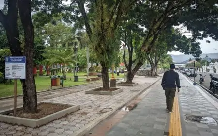 Bangku di Taman Alun-alun Pacitan Kini Dirombak, Bakal Diganti Motif Batu Geopark