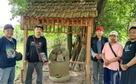 Warga Kesamben Kunjungi Prasasti Kusambyan Era Raja Airlangga