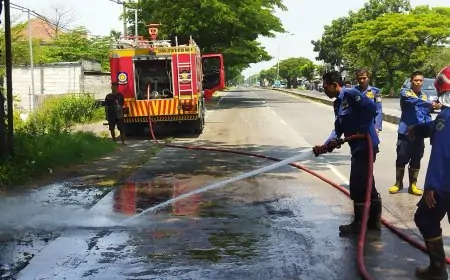 Warga Tergelincir Solar Tumpah, Damkar Gresik Turun Membersihkan
