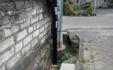 Diduga ilegal, Penyedia Internet di Gresik Asal Tancap Tiang Provider di Tengah Selokan