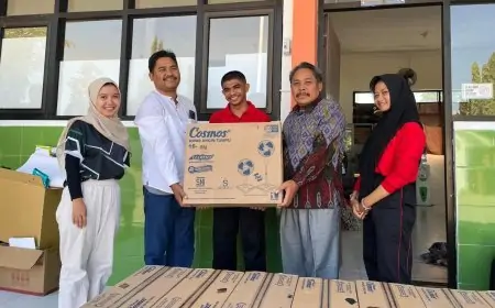 Komisi IV DPRD Gresik Beri  Bantuan 10 Kipas Angin Hasil Urunan Diserahkan