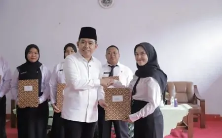 Gus Fawait Serahkan Ratusan SK CPNS dan PPPK 