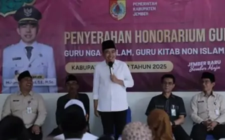 Bupati Jember Serahkan Insentif  Ratusan Guru Ngaji 