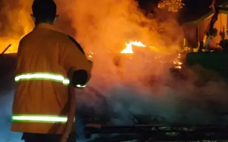 Kebakaran Hebat Luluhlantakkan Dua Rumah di Sumberkolak, Kerugian Rp80 Juta