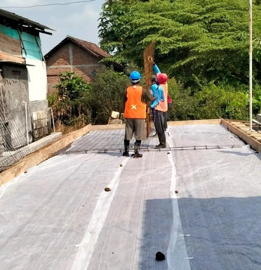 Dukung Perekonomian Warga, Pemdes Cermen Cor Beton Jalan Kampung